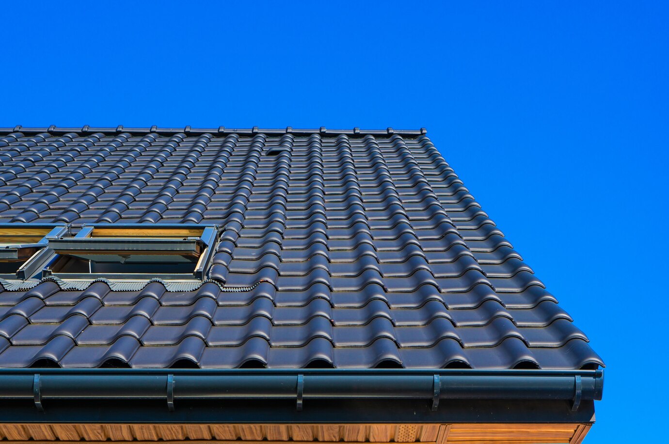 plan-rapproche-faible-angle-vertical-du-toit-noir-immeuble_181624-1065